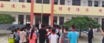 愛(ài)心企業(yè)進校(xiào)園 捐贈校(xiào)服暖人(rén)心